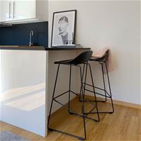 Sfeerfoto Barkruk Ellen zwart Scandinavisch design 76 cm