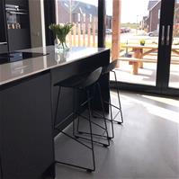 Sfeerfoto Barkruk Ellen zwart Scandinavisch design 76 cm