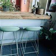 Sfeerfoto Barkruk Ellen groen Scandinavisch design 76 cm