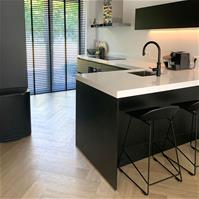 Sfeerfoto Scandinavische Barkruk Ellen zwart 66cm