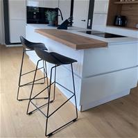 Sfeerfoto Scandinavische Barkruk Ellen zwart 66cm