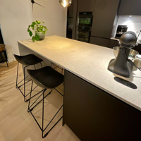 Sfeerfoto Scandinavische Barkruk Ellen zwart 66cm