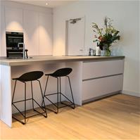 Sfeerfoto Barhocker Ellen skandinavisches Design schwarz 66 cm