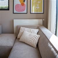 Sfeerfoto Scandinavische hoekbank Memphis taupe stof gemêleerd links