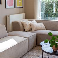 Sfeerfoto Scandinavische hoekbank Memphis taupe stof gemêleerd rechts