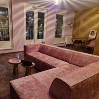 Sfeerfoto Hoekbank Memphis stof chenille roze rechts