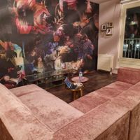 Sfeerfoto Hoekbank Memphis stof chenille roze rechts