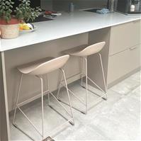 Sfeerfoto Scandinavische Barkruk Ellen taupe 66cm