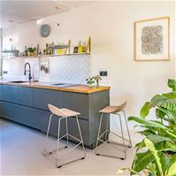 Sfeerfoto Scandinavische Barkruk Ellen taupe 66cm