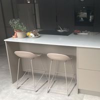 Sfeerfoto Scandinavische Barkruk Ellen taupe 76 cm