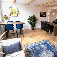 Sfeerfoto Velvet barkruk Toby donkerblauw 71 cm