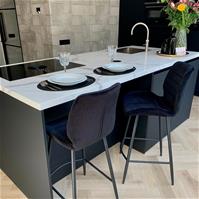 Sfeerfoto Velvet barkruk Toby zwart 71 cm