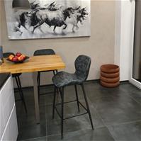 Sfeerfoto Velvet barkruk Toby zwart 71 cm