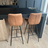 Sfeerfoto Industriële barkruk Morris cognac 71 cm