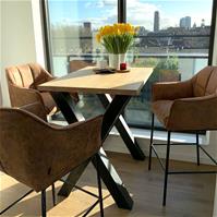 Sfeerfoto Barhocker Aaron Microfaser mit Armlehne cognac 82cm