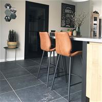 Sfeerfoto Industriële barkruk Barrel cognac eco-leer 69 cm