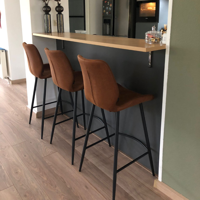 Sfeerfoto Industriële barkruk Barrel cognac eco-leer 69 cm