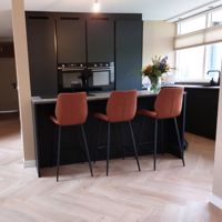 Sfeerfoto Industriële barkruk Barrel cognac eco-leer 69 cm