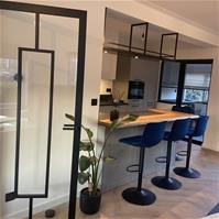 Sfeerfoto Velvet barkruk Frenkie blauw 60-76 cm