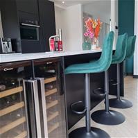 Sfeerfoto Velvet barkruk Frenkie groen 60-76 cm