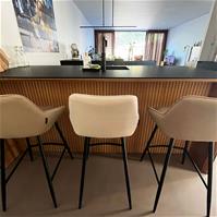 Sfeerfoto Scandinavische barkruk Lova gerecyclede stof taupe 68 cm