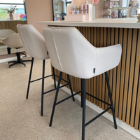 Sfeerfoto Scandinavische barkruk Andor gerecyclede stof off white 65-78 cm