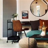 Sfeerfoto Industriële eetkamerstoel Barrel cognac eco-leer