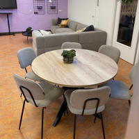 Sfeerfoto Scandinavische eetkamerstoel Ivar gerecyclede stof taupe