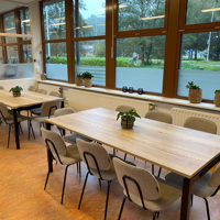 Sfeerfoto Scandinavische eetkamerstoel Ivar gerecyclede stof taupe