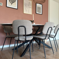Sfeerfoto Scandinavische eetkamerstoel Ivar gerecyclede stof taupe
