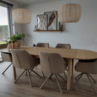 Sfeerfoto Scandinavische eetkamerstoel Ida draaibaar gerecyclede stof taupe