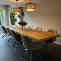 Sfeerfoto Scandinavische eetkamerstoel Ida draaibaar gerecyclede stof taupe