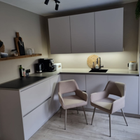 Sfeerfoto Scandinavische eetkamerstoel Olivia taupe gerecyclede stof