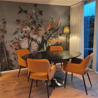 Sfeerfoto Velvet eetkamerstoel Mika okergeel