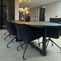 Sfeerfoto Eetkamerstoel met wieltjes Quinn zwart velvet