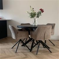 Sfeerfoto Velvet eetkamerstoel Furtado draaibaar taupe