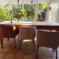 Sfeerfoto Eetkamerstoel met wieltjes Mace ribstof taupe