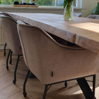 Sfeerfoto Eetkamerstoel met wieltjes Mace ribstof taupe