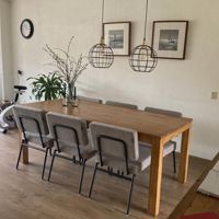 Sfeerfoto Scandinavische eetkamerstoel Espen taupe gerecyclede stof