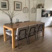 Sfeerfoto Scandinavische eetkamerstoel Espen taupe gerecyclede stof