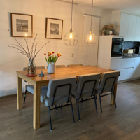 Sfeerfoto Scandinavische eetkamerstoel Espen groen gerecyclede stof