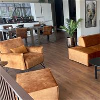 Sfeerfoto Samt Sessel Mika mit Armlehne cognac/braun